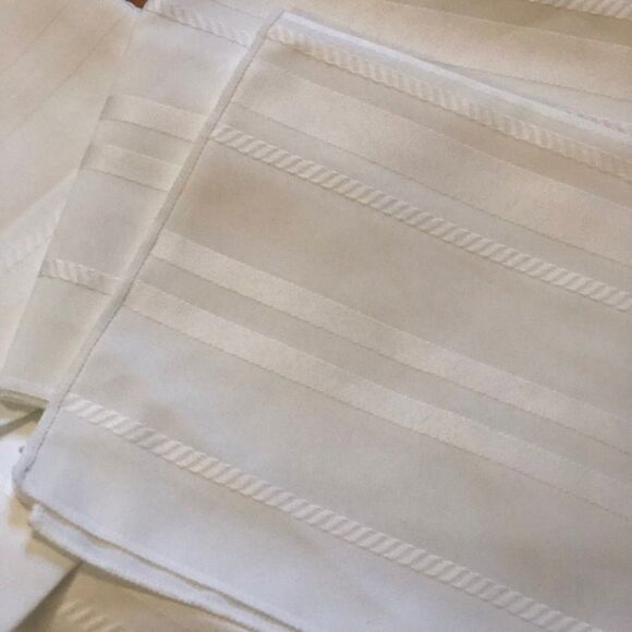 Vintage Oval White Tablecloth & 4 Napkins 60" x 100" - Picture 2 of 4